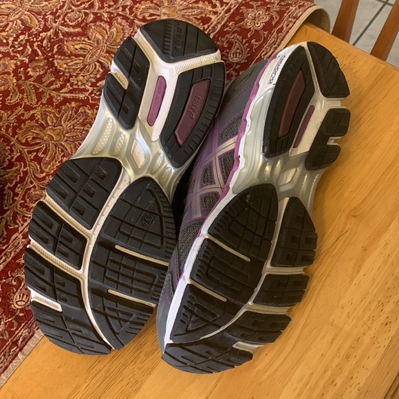 ASO Anastasia Steele Asics Gel Forte sneakers - Picture 10 of 11